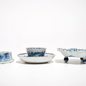 Un saleron, une trembleuse et un petit présentoir en faïence de Delft bleu et blanc, 18ème — photo 5