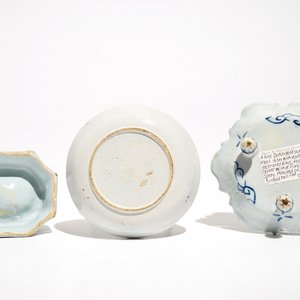 Un saleron, une trembleuse et un petit présentoir en faïence de Delft bleu et blanc, 18ème — photo 7