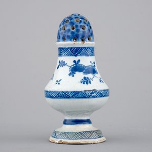 Un saupoudroir en faïence de Bruxelles bleu et blanc, 18ème siècle — photo 3