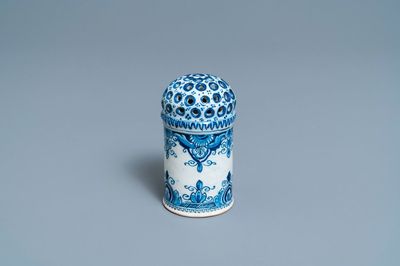 Un saupoudroir en faïence de Delft en bleu et blanc, 18ème