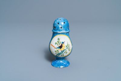 Un saupoudroir en faïence polychrome de Bruxelles, fin du 18ème