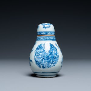 Un saupoudroir en porcelaine de Chine en bleu et blanc d'après un modèle européen en argent, Qianlong — photo 1