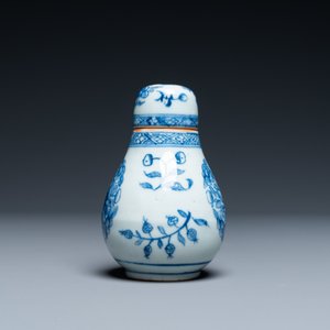 Un saupoudroir en porcelaine de Chine en bleu et blanc d'après un modèle européen en argent, Qianlong — photo 2
