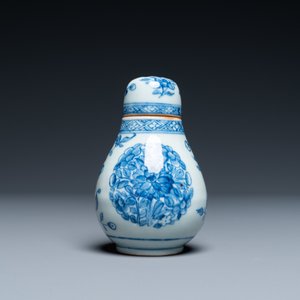 Un saupoudroir en porcelaine de Chine en bleu et blanc d'après un modèle européen en argent, Qianlong — photo 3