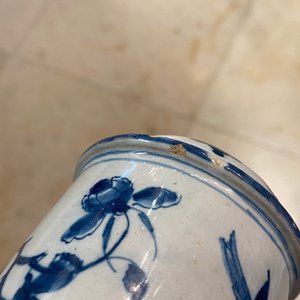 Un saupoudroir tripod en faïence de Delft en bleu et blanc à décor d'oiseaux auprès de branches fleuries, 1ère moitié du 18ème — photo 11