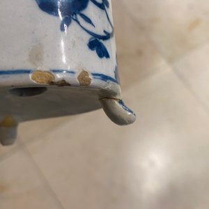 Un saupoudroir tripod en faïence de Delft en bleu et blanc à décor d'oiseaux auprès de branches fleuries, 1ère moitié du 18ème — photo 12