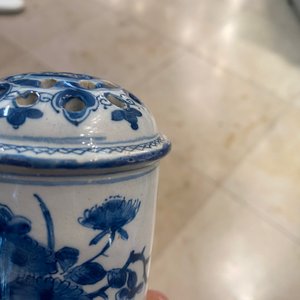 Un saupoudroir tripod en faïence de Delft en bleu et blanc à décor d'oiseaux auprès de branches fleuries, 1ère moitié du 18ème — photo 9