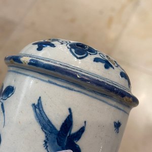 Un saupoudroir tripod en faïence de Delft en bleu et blanc à décor d'oiseaux auprès de branches fleuries, 1ère moitié du 18ème — photo 10