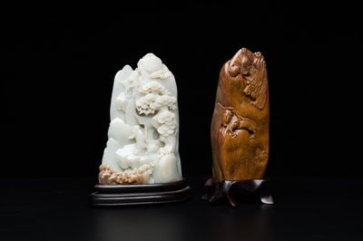 Un sceau en jade brun à inscription et un paysage montagneux en jade blanc sculpté, Chine, 19/20ème