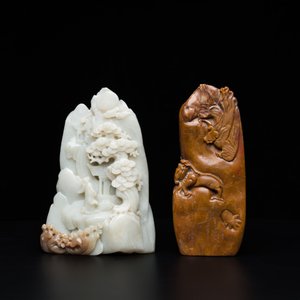 Un sceau en jade brun à inscription et un paysage montagneux en jade blanc sculpté, Chine, 19/20ème — photo 3