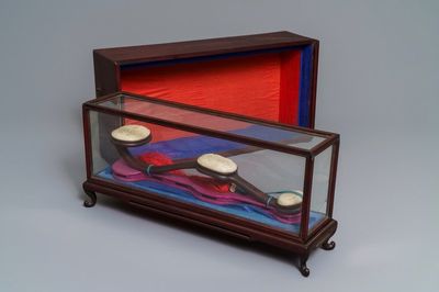 Un sceptre en bois et jade dans son coffret de présentation, Chine, République, 20ème