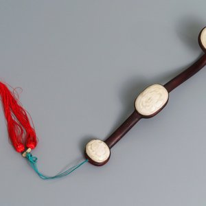Un sceptre en bois et jade dans son coffret de présentation, Chine, République, 20ème — photo 12