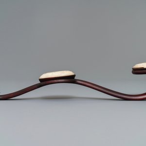 Un sceptre en bois et jade dans son coffret de présentation, Chine, République, 20ème — photo 4