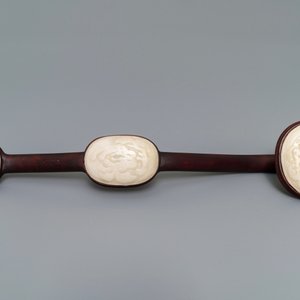 Un sceptre en bois et jade dans son coffret de présentation, Chine, République, 20ème — photo 7
