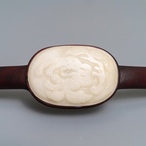 Un sceptre en bois et jade dans son coffret de présentation, Chine, République, 20ème — photo 8