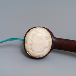 Un sceptre en bois et jade dans son coffret de présentation, Chine, République, 20ème — photo 10