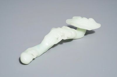 Un sceptre ruyi en jade céladon sculpté, Chine, 19/20ème