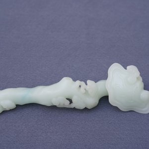 Un sceptre ruyi en jade céladon sculpté, Chine, 19/20ème — photo 9