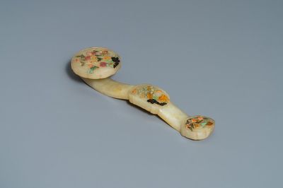 Un sceptre 'ruyi' en pierre dure incrustée, Chine, 19ème/20ème