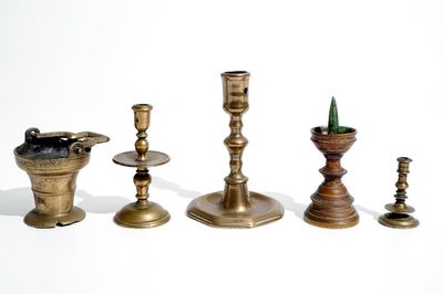 Un seau à eau bénite et quatre bougeoirs miniatures en bronze, 16/17ème et après