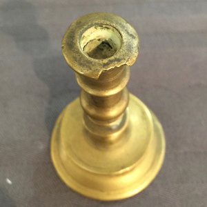 Un seau à eau bénite et quatre bougeoirs miniatures en bronze, 16/17ème et après — photo 14