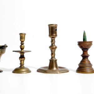 Un seau à eau bénite et quatre bougeoirs miniatures en bronze, 16/17ème et après — photo 2