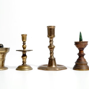 Un seau à eau bénite et quatre bougeoirs miniatures en bronze, 16/17ème et après — photo 3