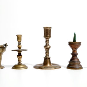 Un seau à eau bénite et quatre bougeoirs miniatures en bronze, 16/17ème et après — photo 4