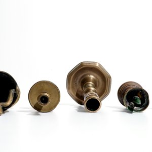 Un seau à eau bénite et quatre bougeoirs miniatures en bronze, 16/17ème et après — photo 6