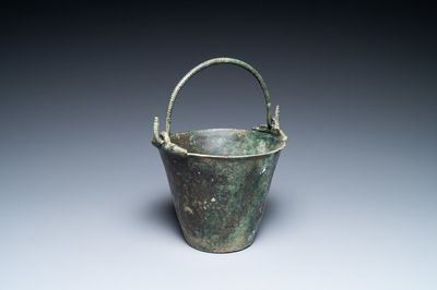 Un seau ou 'situla' en bronze, Empire byzantin ou romain d'Orient, 9/10ème