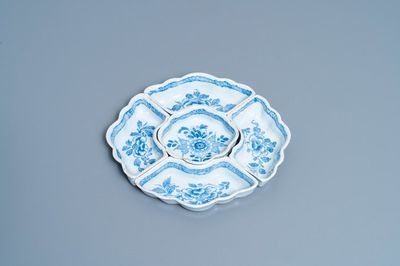 Un service à condiments de cinq pièces en faïence anglaise dans le style de Delft en bleu et blanc, 18ème