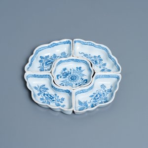 Un service à condiments de cinq pièces en faïence anglaise dans le style de Delft en bleu et blanc, 18ème — photo 2