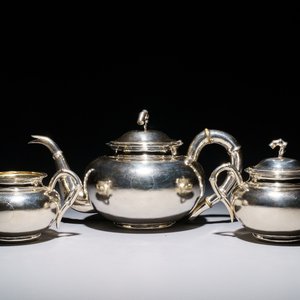 Un service à thé à trois pièces en argent chinois, marque de Hung Chong, Shanghai, vers 1900 — photo 1