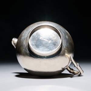 Un service à thé à trois pièces en argent chinois, marque de Hung Chong, Shanghai, vers 1900 — photo 12