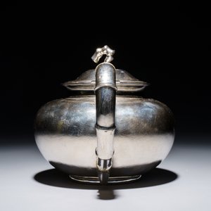 Un service à thé à trois pièces en argent chinois, marque de Hung Chong, Shanghai, vers 1900 — photo 3