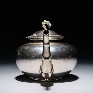 Un service à thé à trois pièces en argent chinois, marque de Hung Chong, Shanghai, vers 1900 — photo 5