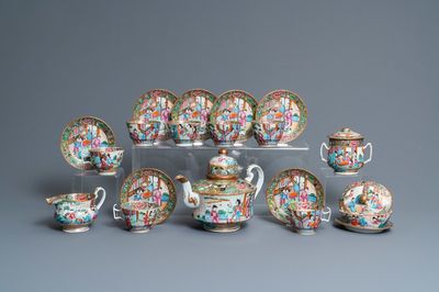 Un service à thé de 19 pièces en porcelaine de Chine famille rose de Canton, 19ème