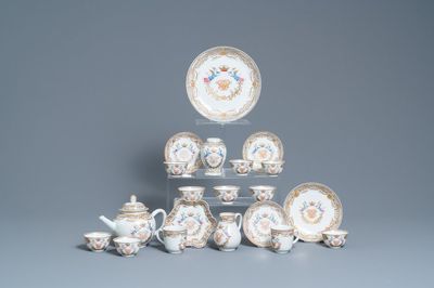 Un service à thé de 20 pièces en porcelaine de Chine famille rose pour le marché européen, Qianlong