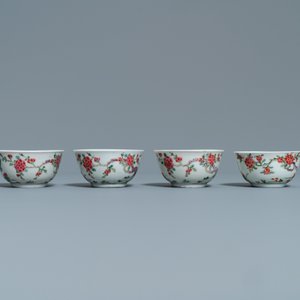 Un service à thé de 27 pièces en porcelaine de Chine famille rose à décor de paysages, Yongzheng/Qianlong — photo 18