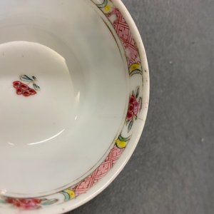 Un service à thé de 27 pièces en porcelaine de Chine famille rose à décor de paysages, Yongzheng/Qianlong — photo 43