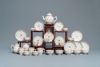 Un service à thé de 30 pièces en porcelaine de Chine rouge de fer et doré à décor de papillons, Qianlong