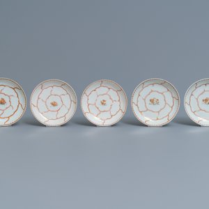 Un service à thé de 30 pièces en porcelaine de Chine rouge de fer et doré à décor de papillons, Qianlong — photo 13