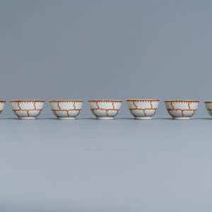 Un service à thé de 30 pièces en porcelaine de Chine rouge de fer et doré à décor de papillons, Qianlong — photo 15
