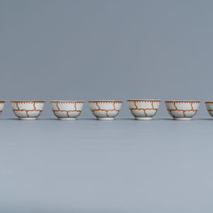 Un service à thé de 30 pièces en porcelaine de Chine rouge de fer et doré à décor de papillons, Qianlong — photo 16