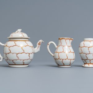 Un service à thé de 30 pièces en porcelaine de Chine rouge de fer et doré à décor de papillons, Qianlong — photo 3