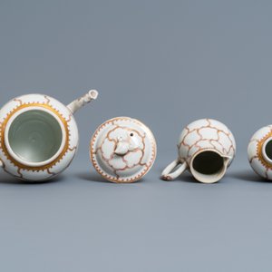 Un service à thé de 30 pièces en porcelaine de Chine rouge de fer et doré à décor de papillons, Qianlong — photo 4