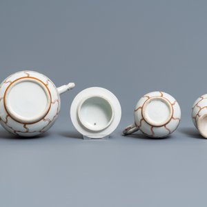 Un service à thé de 30 pièces en porcelaine de Chine rouge de fer et doré à décor de papillons, Qianlong — photo 5