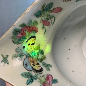 Un service à thé en porcelaine de Chine famille rose de Canton à fond céladon, 19ème — photo 41