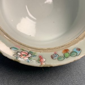 Un service à thé en porcelaine de Chine famille rose de Canton à fond céladon, 19ème — photo 49