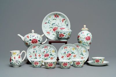 Un service à thé en porcelaine de Chine famille rose, Qianlong